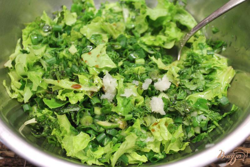 Фото приготовление рецепта: Салат из зелени ассорти с чесноком и огурцом шаг №5