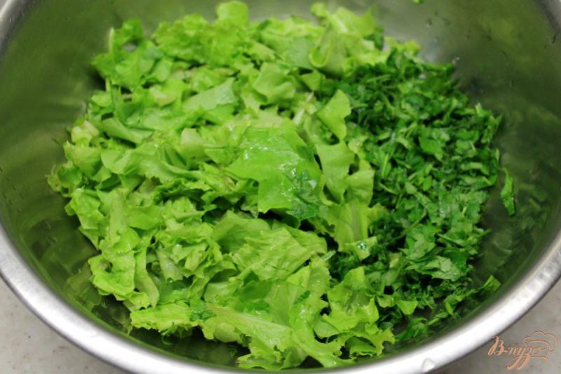 Фото приготовление рецепта: Салат из зелени ассорти с чесноком и огурцом шаг №2