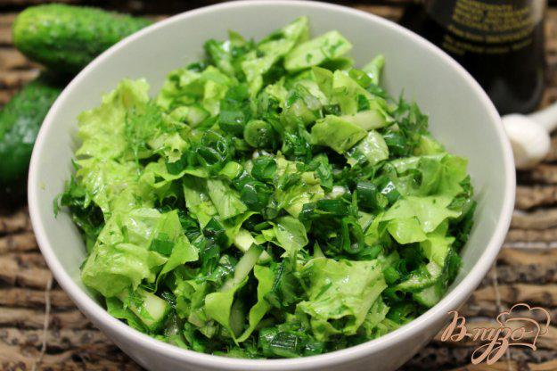 Фото приготовление рецепта: Салат из зелени ассорти с чесноком и огурцом шаг №6