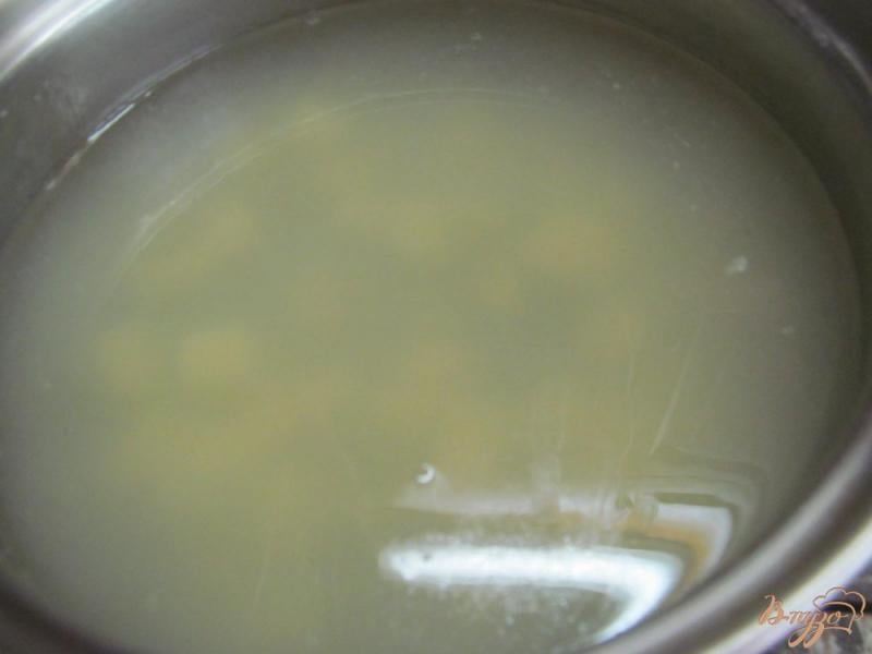 Фото приготовление рецепта: Сырный суп с макаронами и грибами шаг №2