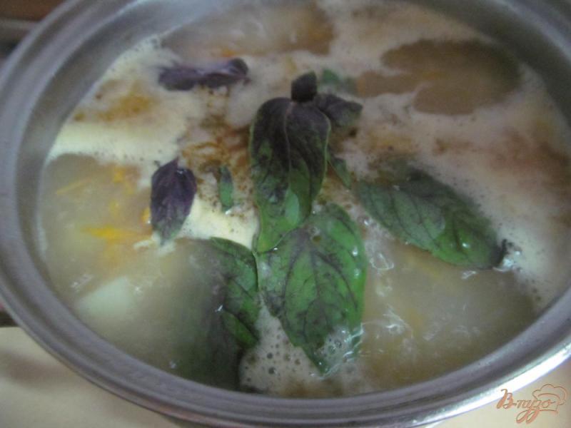Фото приготовление рецепта: Сырный суп с макаронами и грибами шаг №4
