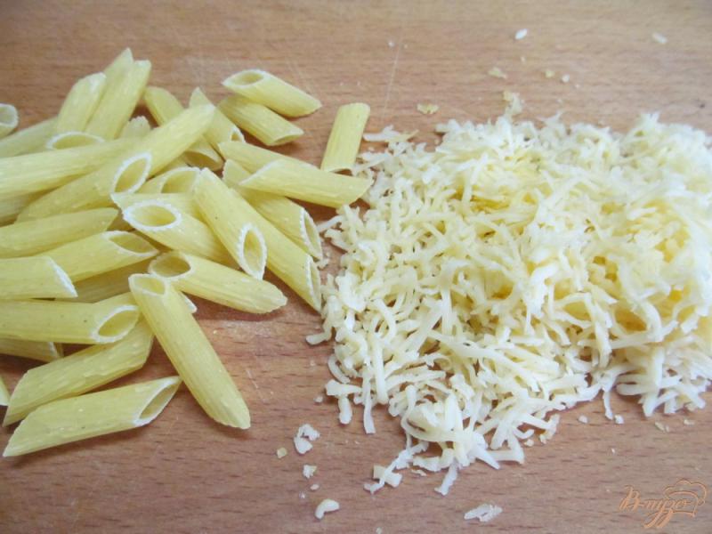 Фото приготовление рецепта: Сырный суп с макаронами и грибами шаг №7