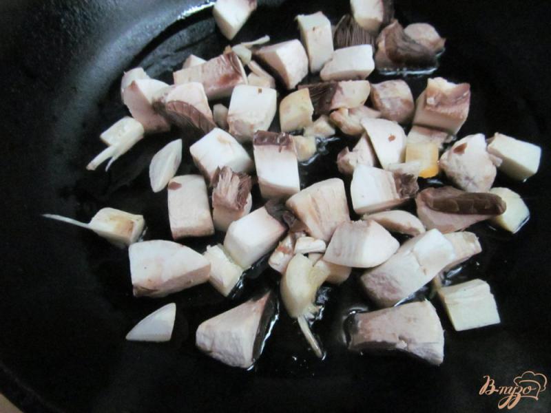 Фото приготовление рецепта: Сырный суп с макаронами и грибами шаг №5
