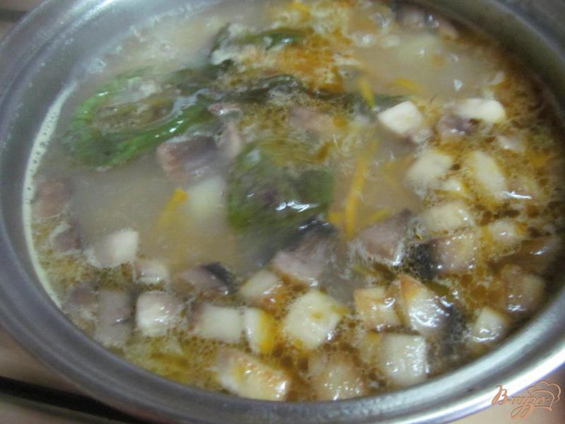 Фото приготовление рецепта: Сырный суп с макаронами и грибами шаг №6
