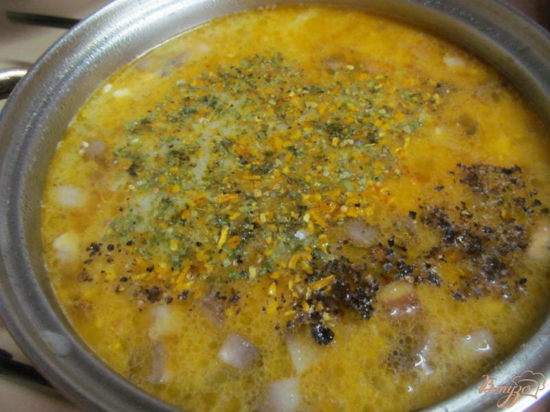 Фото приготовление рецепта: Сырный суп с макаронами и грибами шаг №8