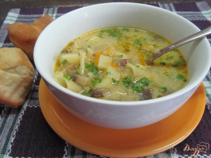 Фото приготовление рецепта: Сырный суп с макаронами и грибами шаг №9