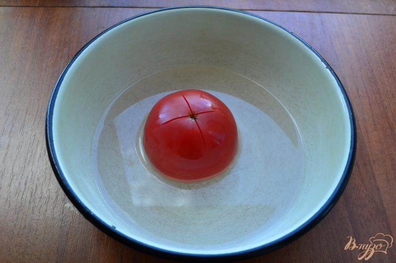 Фото приготовление рецепта: Карпаччо из томатов с зеленым крем-соусом и жареным арахисом шаг №4