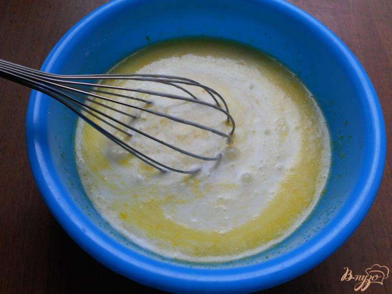 Фото приготовление рецепта: Простой пирог со сливами на кефире шаг №3