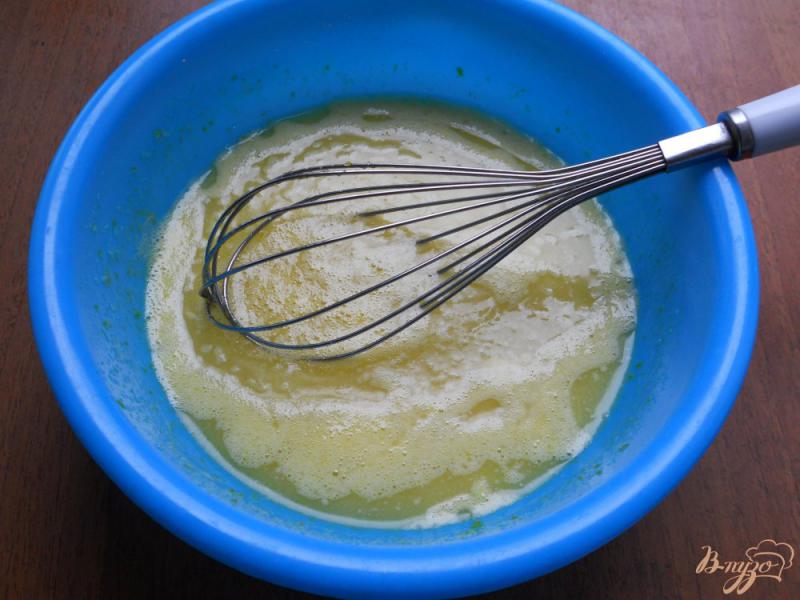 Фото приготовление рецепта: Простой пирог со сливами на кефире шаг №2