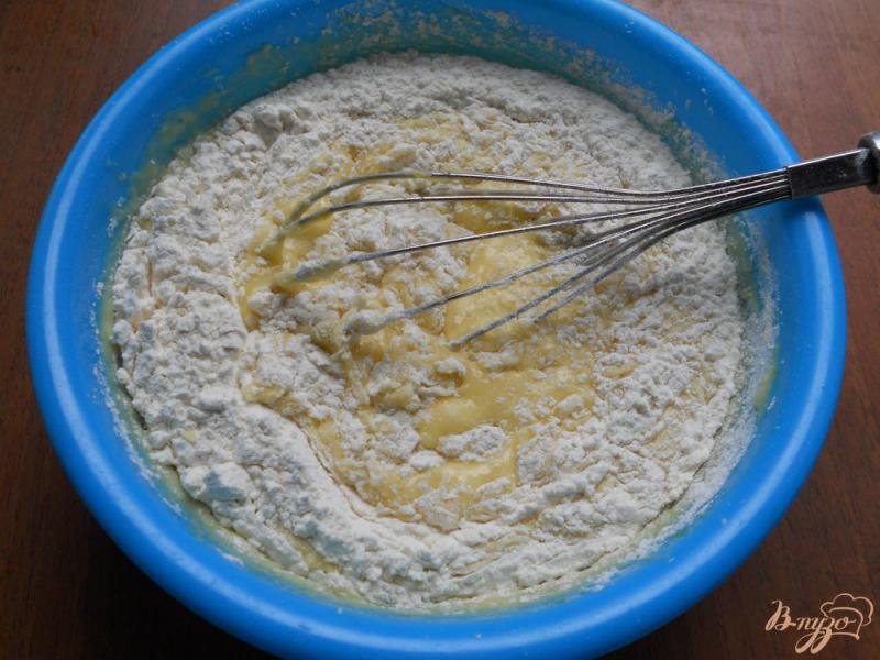 Фото приготовление рецепта: Простой пирог со сливами на кефире шаг №4