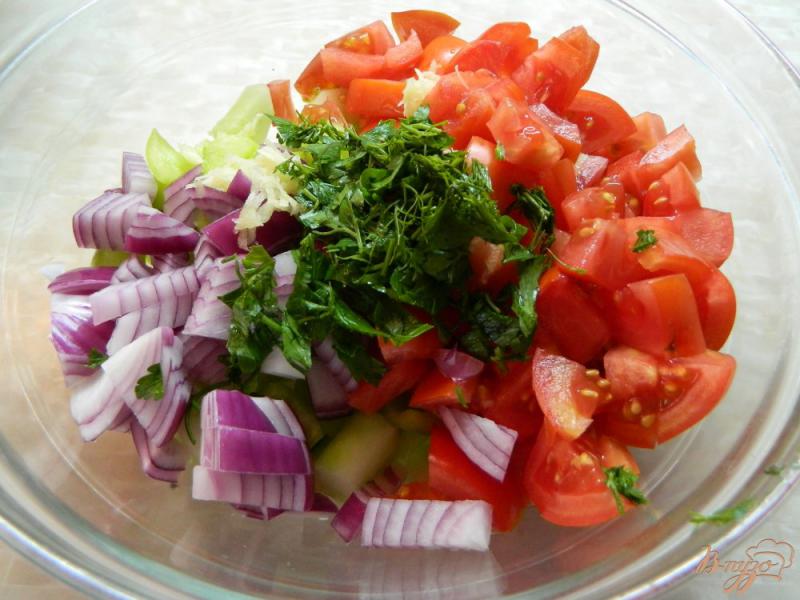 Фото приготовление рецепта: Летний салат из огурцов, помидоров и перца шаг №5