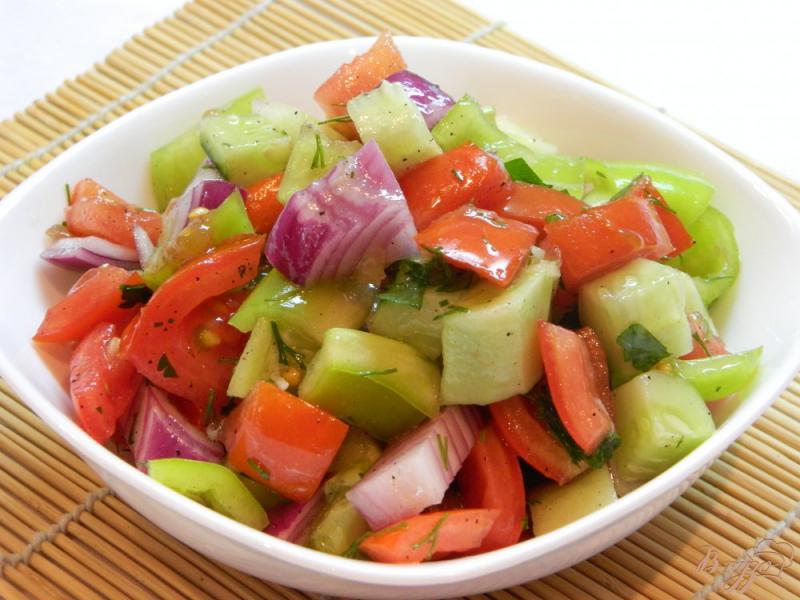 Фото приготовление рецепта: Летний салат из огурцов, помидоров и перца шаг №7