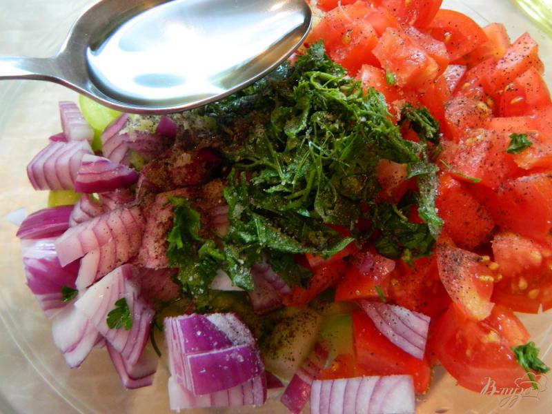 Фото приготовление рецепта: Летний салат из огурцов, помидоров и перца шаг №6