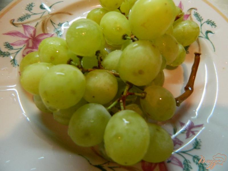 Фото приготовление рецепта: Салат из баклажанов с виноградом и ореховой заправкой шаг №2