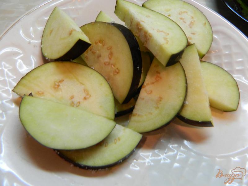 Фото приготовление рецепта: Салат из баклажанов с виноградом и ореховой заправкой шаг №3