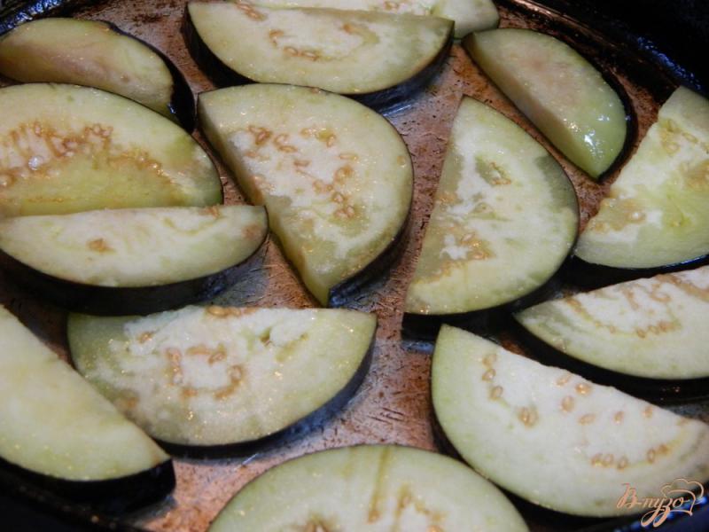 Фото приготовление рецепта: Салат из баклажанов с виноградом и ореховой заправкой шаг №4
