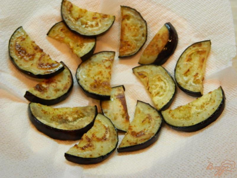 Фото приготовление рецепта: Салат из баклажанов с виноградом и ореховой заправкой шаг №5