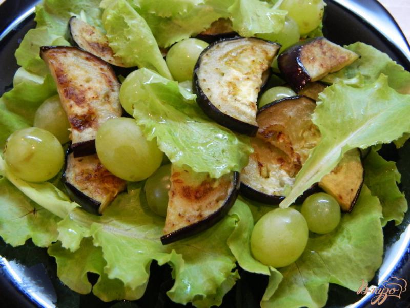 Фото приготовление рецепта: Салат из баклажанов с виноградом и ореховой заправкой шаг №6
