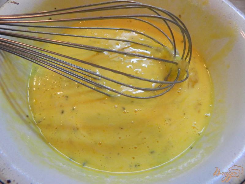 Фото приготовление рецепта: Омлет с помидором, болгарским перцем и сыром бри шаг №2