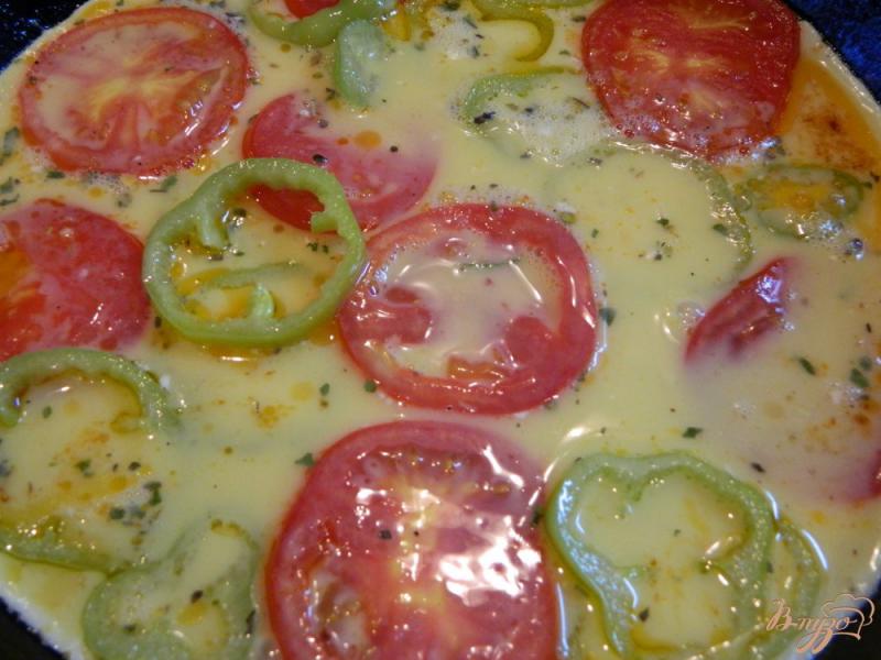 Фото приготовление рецепта: Омлет с помидором, болгарским перцем и сыром бри шаг №4