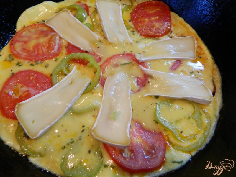 Фото приготовление рецепта: Омлет с помидором, болгарским перцем и сыром бри шаг №5