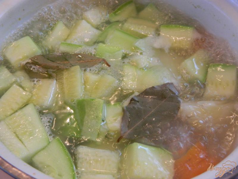 Фото приготовление рецепта: Суп-пюре из кабачков со сливками и грибами шаг №4