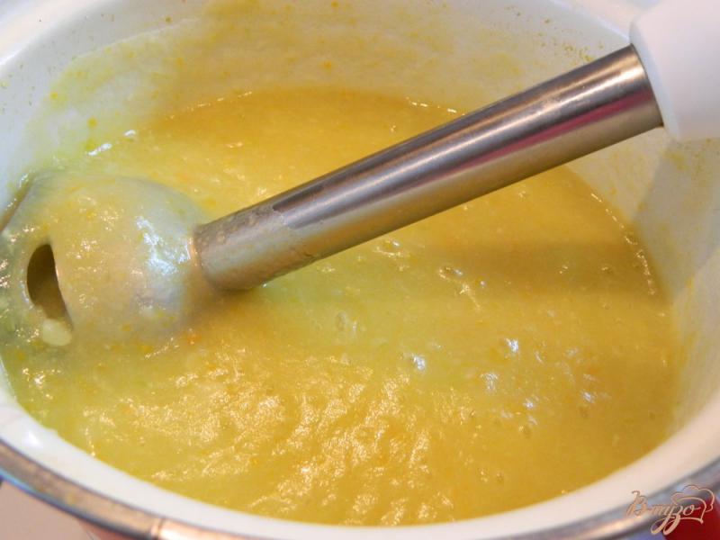 Фото приготовление рецепта: Суп-пюре из кабачков со сливками и грибами шаг №5