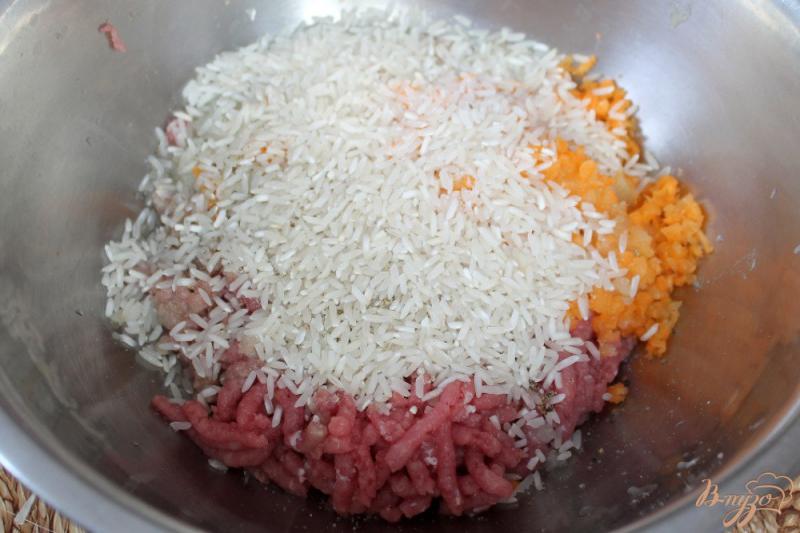 Фото приготовление рецепта: Перец фаршированный телятиной и рисом с помидорами и розмарином шаг №3