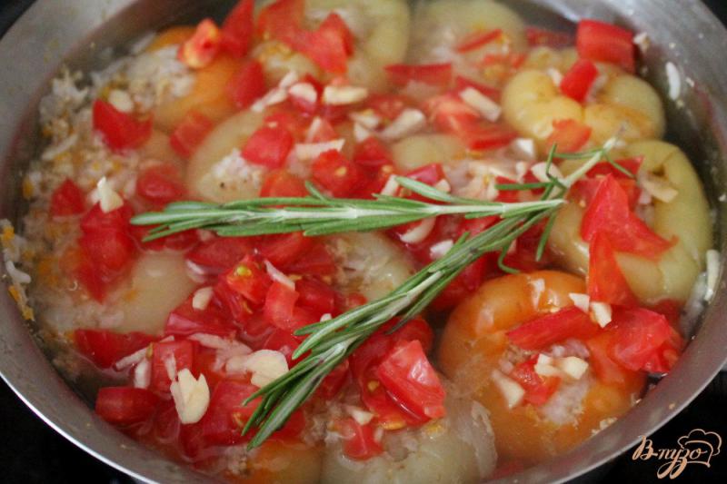 Фото приготовление рецепта: Перец фаршированный телятиной и рисом с помидорами и розмарином шаг №5