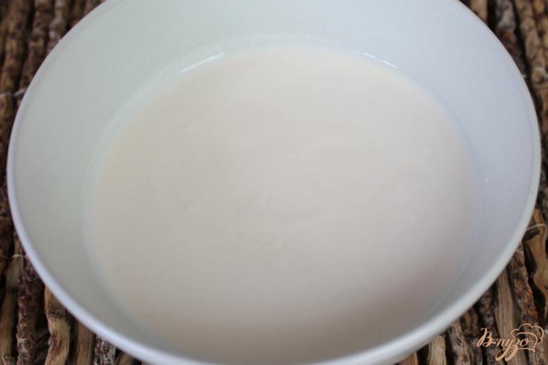 Фото приготовление рецепта: Коктейль на основе йогурта с малиной и бананом шаг №1