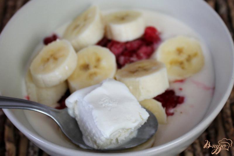 Фото приготовление рецепта: Коктейль на основе йогурта с малиной и бананом шаг №4