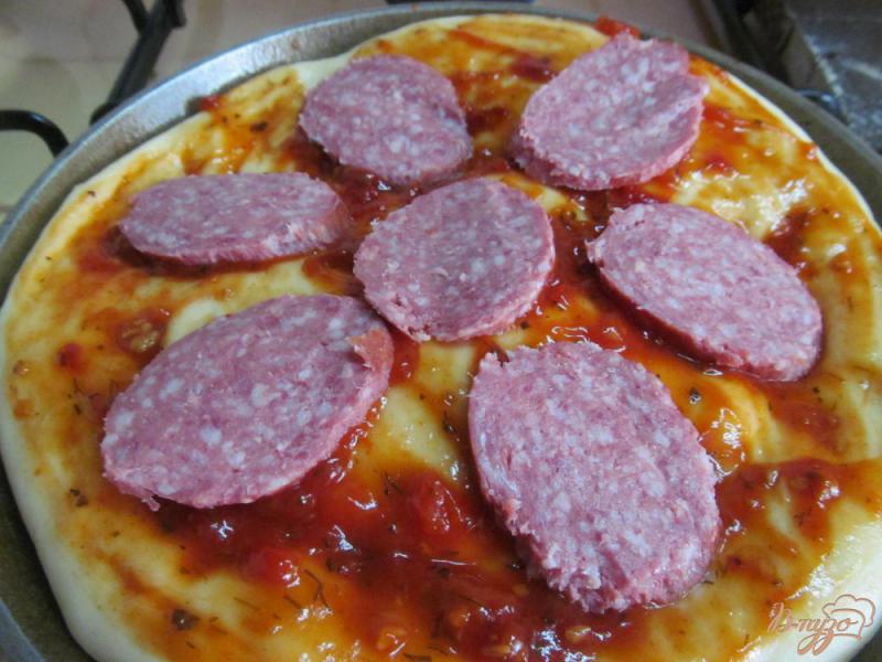 Фото приготовление рецепта: Пышная пицца на сковороде шаг №6