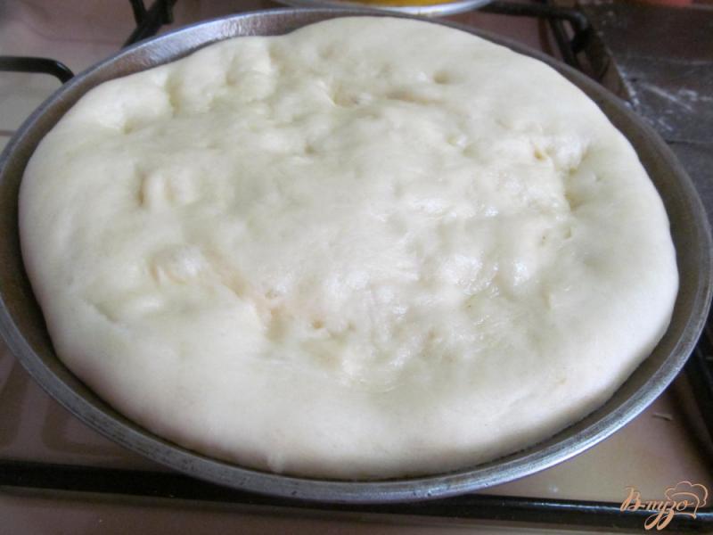 Фото приготовление рецепта: Пышная пицца на сковороде шаг №5
