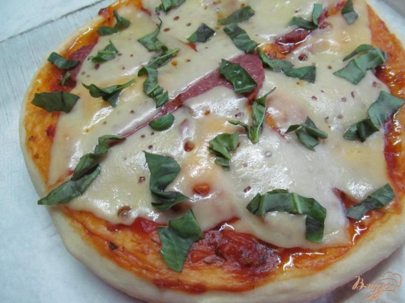 Фото приготовление рецепта: Пышная пицца на сковороде шаг №8