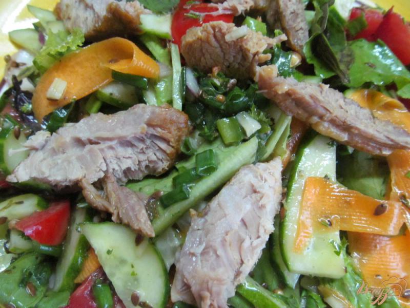 Фото приготовление рецепта: Овощной салат с мясом свинины шаг №7