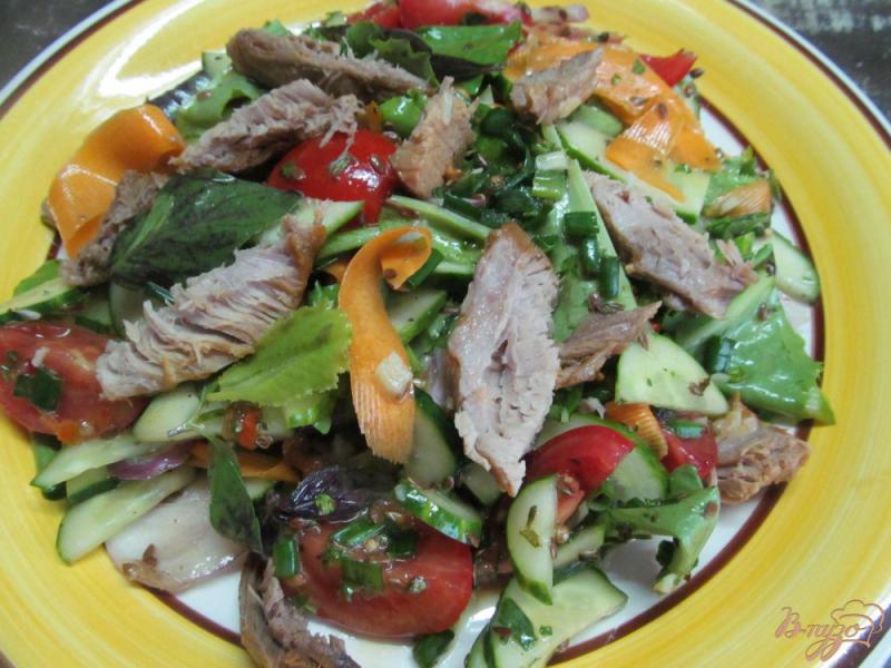 Фото приготовление рецепта: Овощной салат с мясом свинины шаг №8
