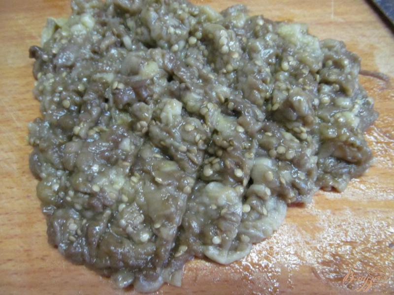 Фото приготовление рецепта: Закуска из печеного баклажана шаг №3