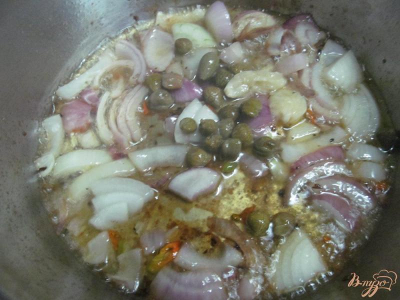Фото приготовление рецепта: Томленая курица в пикантном соусе шаг №4