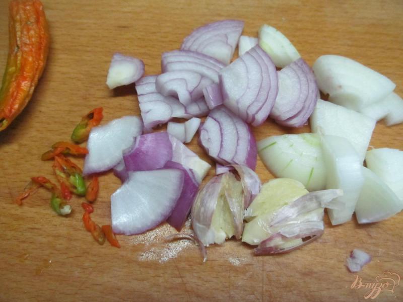 Фото приготовление рецепта: Томленая курица в пикантном соусе шаг №3