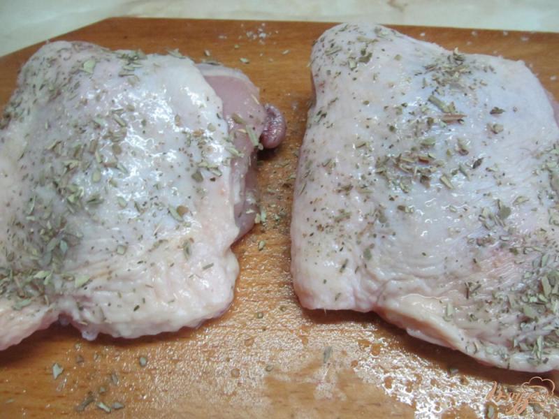 Фото приготовление рецепта: Томленая курица в пикантном соусе шаг №1