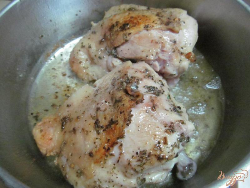 Фото приготовление рецепта: Томленая курица в пикантном соусе шаг №2