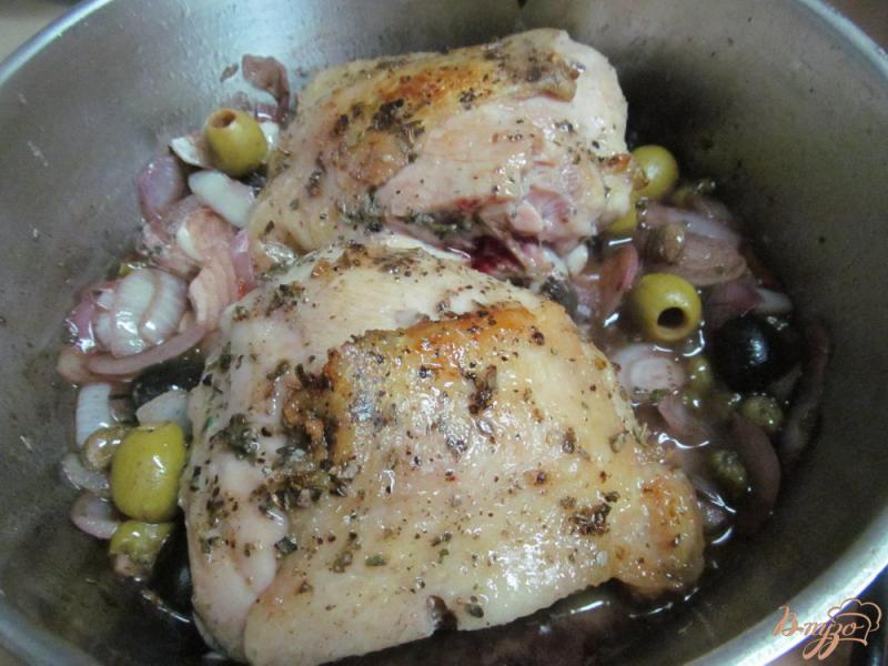 Фото приготовление рецепта: Томленая курица в пикантном соусе шаг №6
