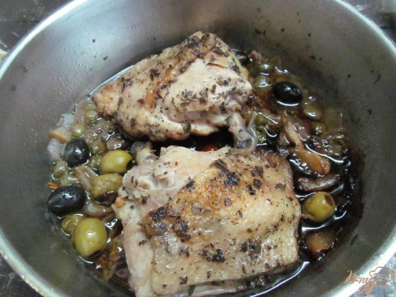 Фото приготовление рецепта: Томленая курица в пикантном соусе шаг №7