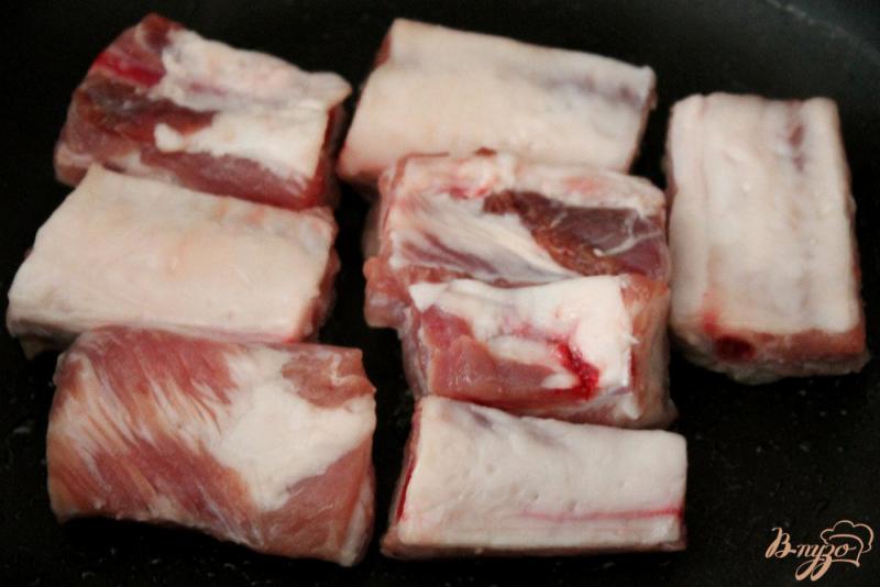 Фото приготовление рецепта: Свиные ребрышки с овощами ассорти и зеленым чесноком шаг №1