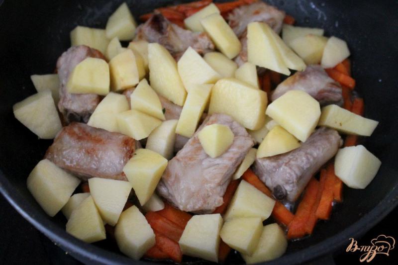 Фото приготовление рецепта: Свиные ребрышки с овощами ассорти и зеленым чесноком шаг №3