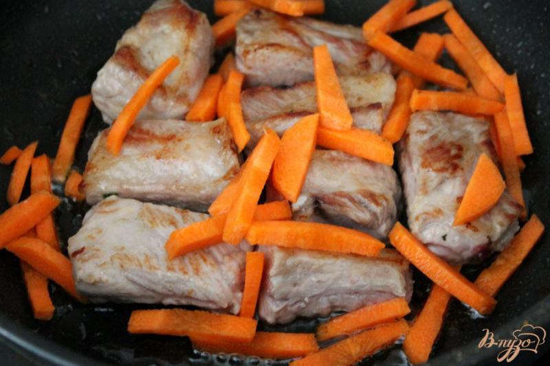 Фото приготовление рецепта: Свиные ребрышки с овощами ассорти и зеленым чесноком шаг №2