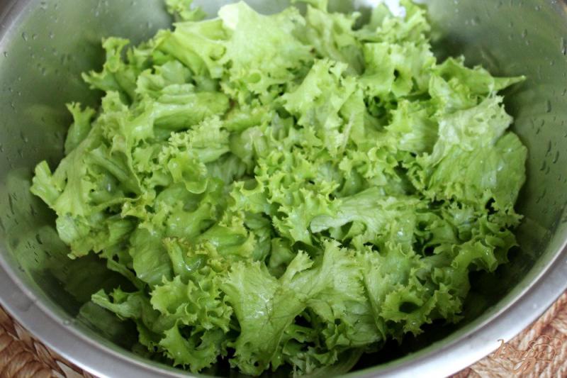 Фото приготовление рецепта: Зеленый салат с перепелиными яйцами и йогуртом шаг №1