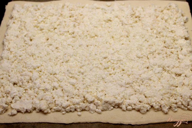 Фото приготовление рецепта: Слоеный пирог с творогом и вишней шаг №3
