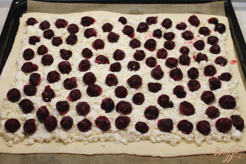 Фото приготовление рецепта: Слоеный пирог с творогом и вишней шаг №4