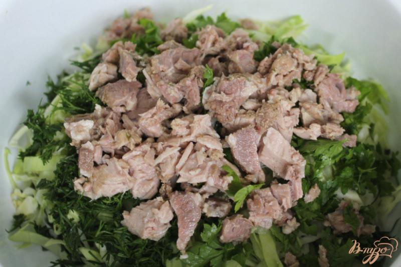 Фото приготовление рецепта: Салат из молодой капусты с мясом и сыром сулугуни шаг №4